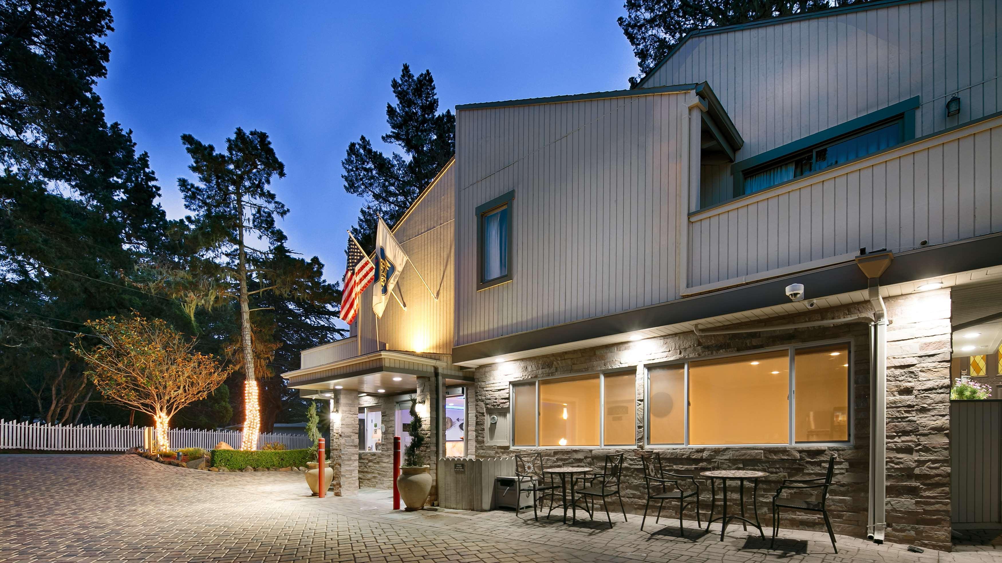 Best Western The Inn & Suites Pacific Grove Exterior photo